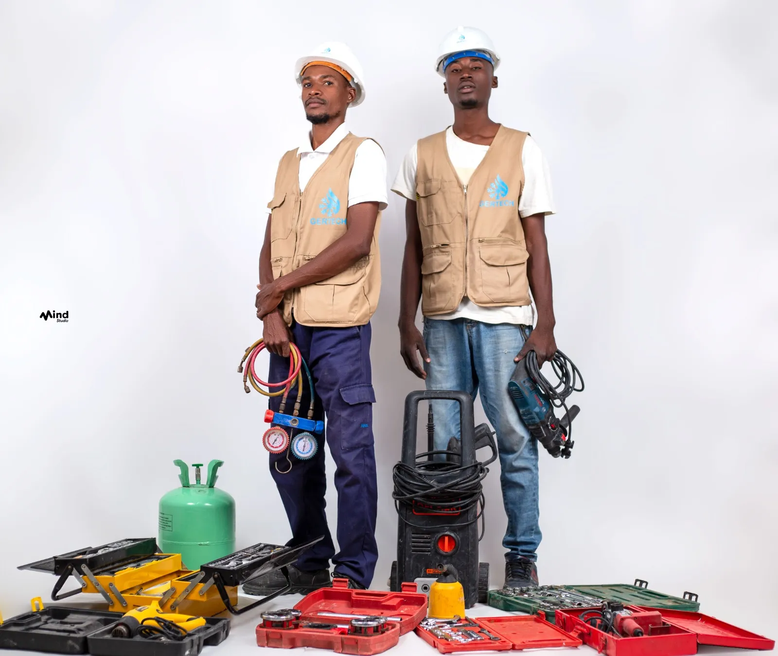 Técnicos da Gertech com ferramentas